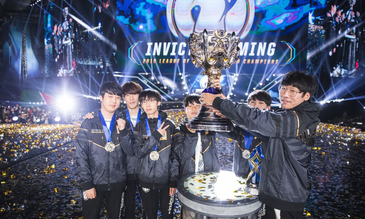 BLG战队击败TES夺冠，阿卡丽助力LPL年度总冠军荣耀时刻