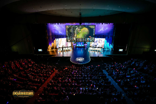 S15巅峰对决彩排现场直击：环形舞台搭载全息投影技术重现召唤师峡谷-蜂鸟竞技